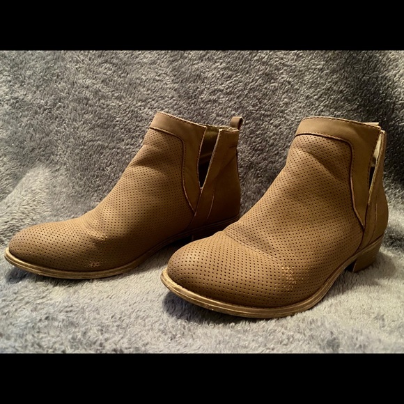 Shoes - Beige booties, Size 8.5